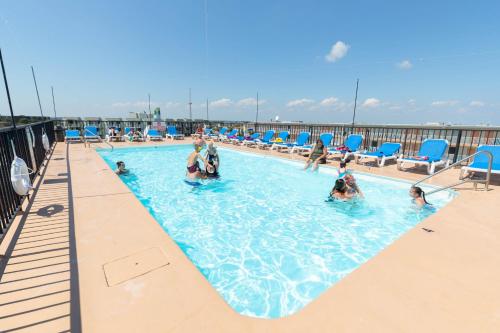 un grupo de personas en una piscina en un crucero en Premiere Motel en Wildwood