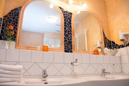 Koupelna v ubytování Hotel Casa Rustica - Eintrittskarten für den Europapark erhalten Sie garantiert über uns!