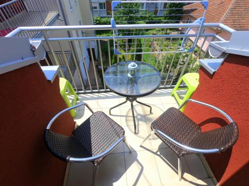 Apartman ZENIT في Vrnjačka Banja: شرفة بها طاولة وكراسي