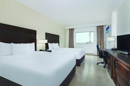Μια τηλεόραση ή/και κέντρο ψυχαγωγίας στο Wyndham Garden Cancun Downtown