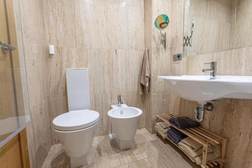 La salle de bains est pourvue de toilettes et d'un lavabo. dans l'établissement Apartamento Nicol, à Pollença