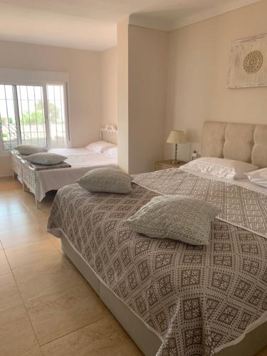 1 Schlafzimmer mit 2 Betten und einem Fenster in der Unterkunft Apartamentai in Torremolinos