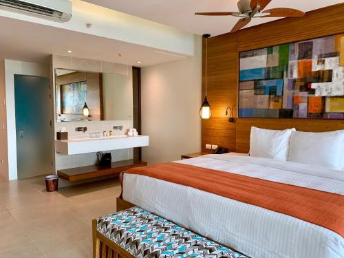 Giường trong phòng chung tại Azura Beach Resort - All Inclusive - Adults Only