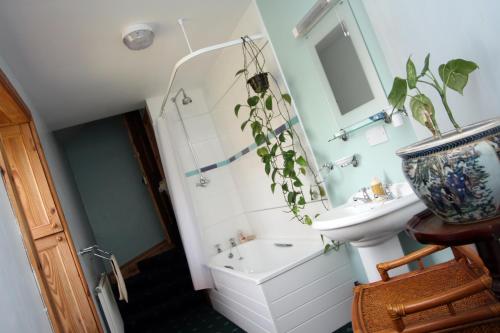A bathroom at Over the Rainbow - Vegetarian Guesthouse