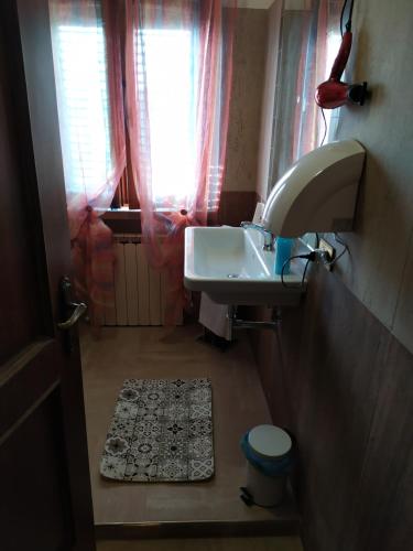 Elle comprend une petite salle de bains pourvue d'un lavabo et d'une fenêtre. dans l'établissement AFFITTACAMERE MINA, à Sigillo