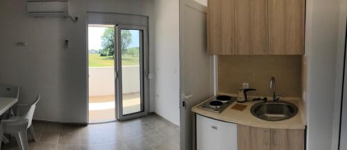 O bucătărie sau chicinetă la Ulcin Relax Apartments & Rooms