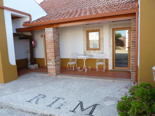 a patio of a house with a table and chairs at Refugio da Ti Maria in Batalha