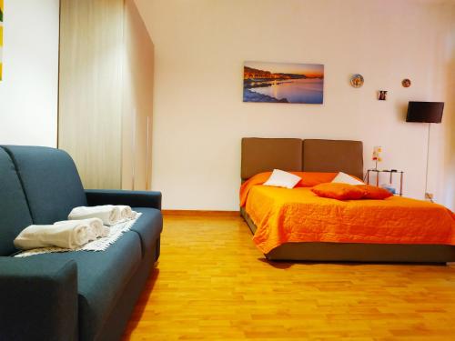 ein Schlafzimmer mit einem Bett und einem Sofa in der Unterkunft Affaccio Salerno in Salerno