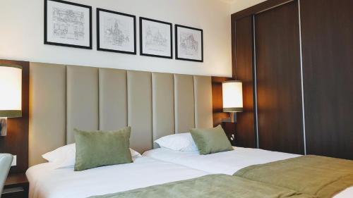 duas camas sentadas uma ao lado da outra num quarto de hotel em Porto City Hotel em Porto