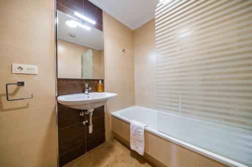 a bathroom with a sink and a bath tub at Brisas del mar in Isla de Arosa