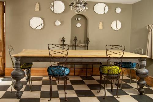 een eetkamer met een tafel en stoelen bij The Broken Dish - Full Cottage Apartment in Mendham