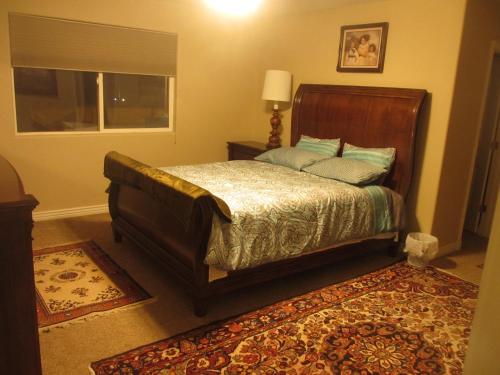 Schlafzimmer mit einem Bett, einem Fenster und einem Teppich in der Unterkunft Super Large Art Museum in Downtown Scottsdale in Scottsdale