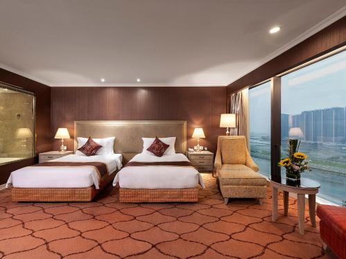Similan Hotel Zhuhai-Gongbei Port tesisinde bir odada yatak veya yataklar