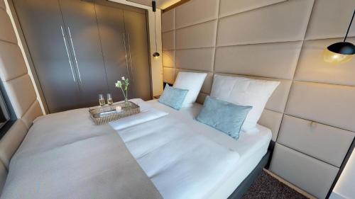 Cette petite chambre comprend un grand lit blanc. dans l'établissement White Pearl Apartment 2.04, à Timmendorfer Strand