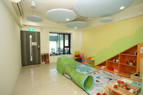a childs room with a play area with a slide at 胖蝸牛親子民宿 in Tainan