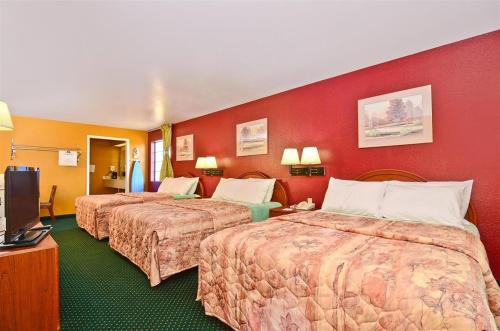 Ένα ή περισσότερα κρεβάτια σε δωμάτιο στο Pine Point Inn & Suites