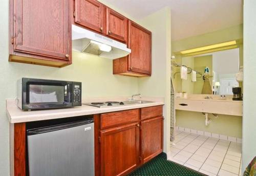 Η κουζίνα ή μικρή κουζίνα στο Pine Point Inn & Suites