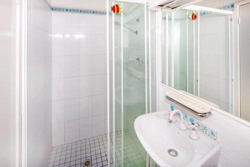 een badkamer met een wastafel en een douche bij Kendall Beach Apartments 5 - Belongil Beach in Byron Bay