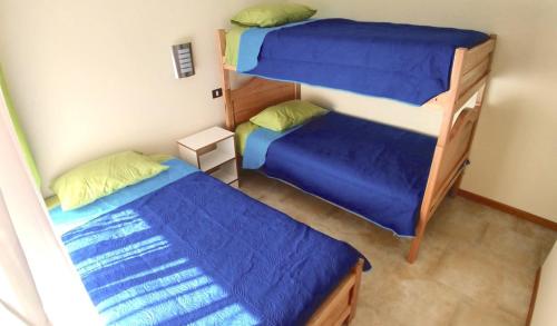 two bunk beds in a small room with at Hotel Doña Esperanza in Calama