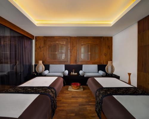 Postel nebo postele na pokoji v ubytování Anantara Uluwatu Bali Resort