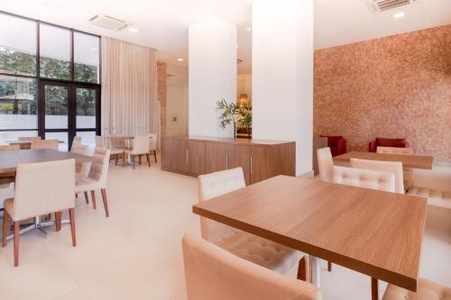 a dining room with a table and chairs at Boulevard Residencial in Salvador
