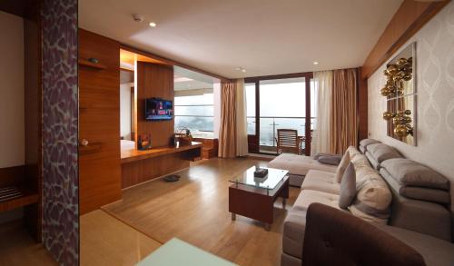 Μια τηλεόραση ή/και κέντρο ψυχαγωγίας στο Amber Dale Luxury Hotel & Spa, Munnar
