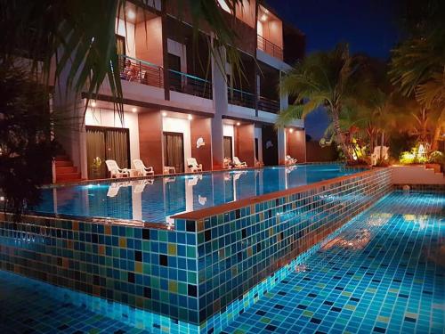 Bazén v ubytování Rimnatee Resort Trang nebo v jeho okolí