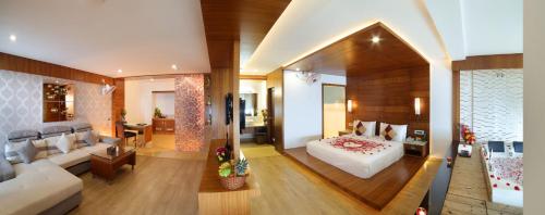 Ένα ή περισσότερα κρεβάτια σε δωμάτιο στο Amber Dale Luxury Hotel & Spa, Munnar