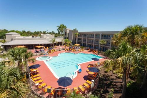 an aerial view of a resort swimming pool with umbrellas at La Quinta by Wyndham Ft. Myers - Sanibel Gateway in Fort Myers