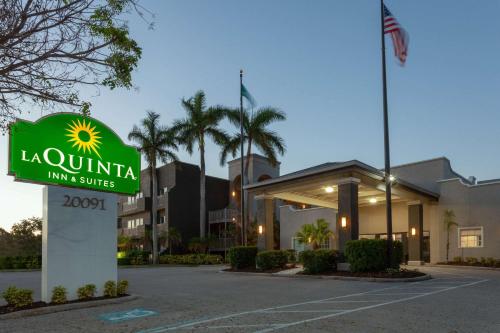 a sign for a la quinta inn and suites at La Quinta by Wyndham Ft. Myers - Sanibel Gateway in Fort Myers