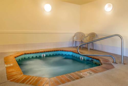 a hot tub in a room with two chairs at Quality Inn Bend North in Bend
