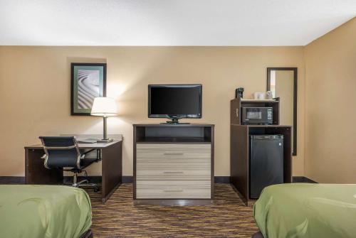 a hotel room with a television and a desk with a computer at Quality Inn Cullman I-65 Exit 310 in Cullman