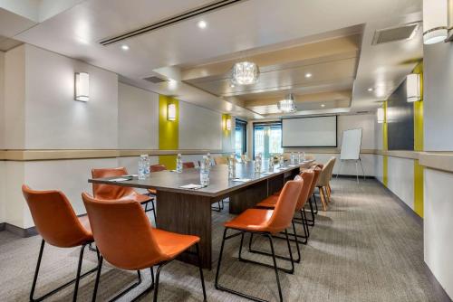 a conference room with a long table and chairs at Quality Hotel Dorval Aeroport in Dorval