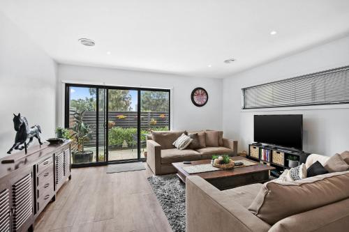 A seating area at Gorgeous 2 Bedroom Townhouse