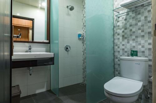 ein Badezimmer mit Toilette und Waschbecken in der Unterkunft AB Hotel Kuta in Kuta
