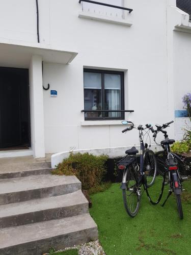 un vélo garé devant une maison blanche dans l'établissement Er Zal, à Locmiquélic