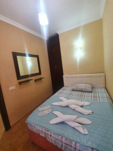 um quarto com uma cama com dois pares de chinelos em Batumi Elite Apartment em Batumi