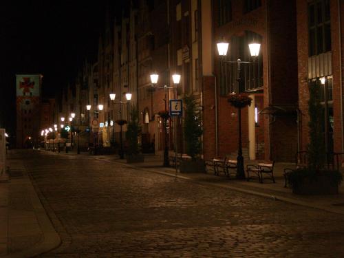 an empty city street at night with street lights at Apartament Elbląg Centrum in Elblag