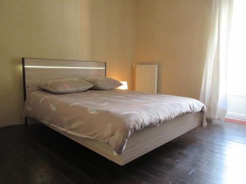 1 dormitorio con 2 almohadas en Le Midi 3 en Trèbes