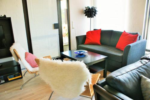 a living room with a couch and a table at Hyggeligt byhus ved glasværkstedet på Nordmors in Sejerslev