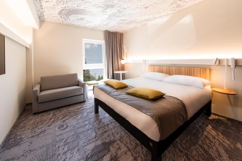 Ένα ή περισσότερα κρεβάτια σε δωμάτιο στο ibis Tallinn Center