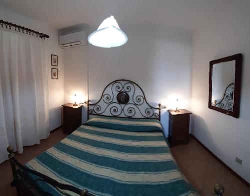 Tempat tidur dalam kamar di Isola Rossa Appartamenti Superior