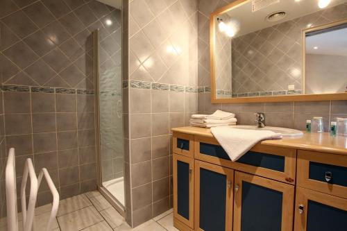 Ένα μπάνιο στο Chambres d'hôtes Les Peyrouses