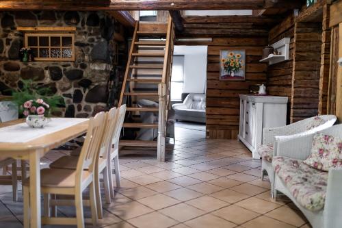 a kitchen and dining room with a table and chairs at Erlendi Kodumajutus in Pärnu