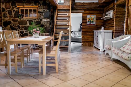 a kitchen and dining room with a table and chairs at Erlendi Kodumajutus in Pärnu