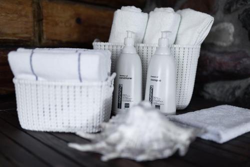 a group of white bottles and towels on a table at Erlendi Kodumajutus in Pärnu