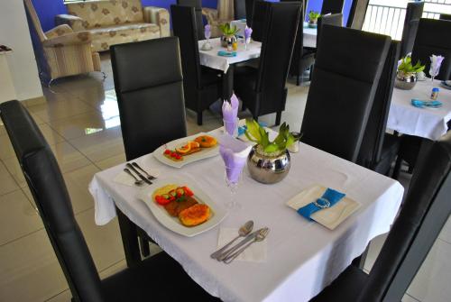 A restaurant or other place to eat at Lapologa B&B Phalaborwa