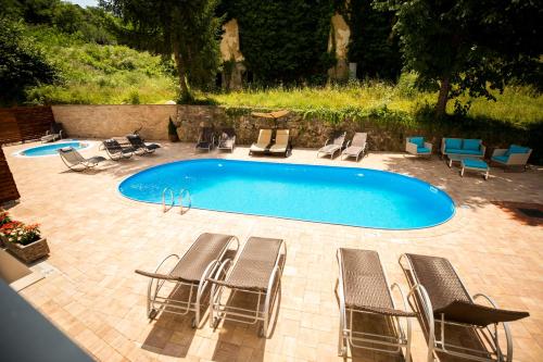 Uma vista da piscina em A Hoteli - Hotel Slatina ou nos arredores