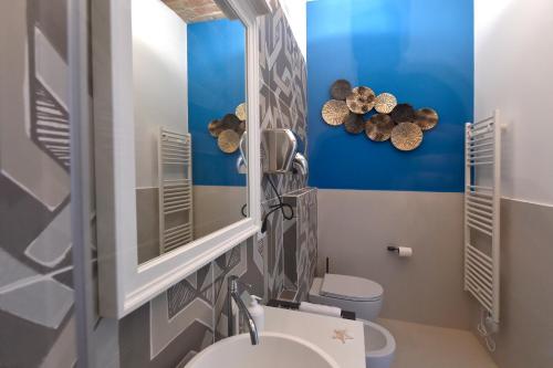 ポルト・サン・ジョルジョにあるI Colori del Mare Maisonのバスルーム(洗面台、鏡付)