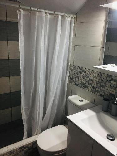 Ένα μπάνιο στο Finiki Seaside Apartment
